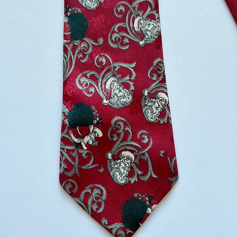 Christmas tie with Santa. Great condition. Smoke free home.